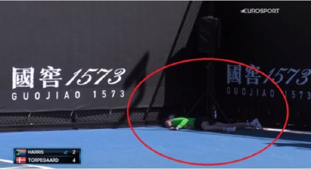 Momente paniku, djaloshi që mbledh topat e tenisit bie pa ndjenja në turneun “Australian Open”