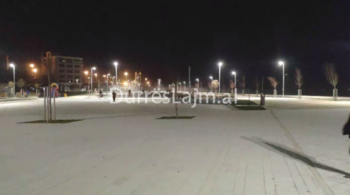 FOTOLAJM/ Rindizen dritat në shëtitoren “Taulantia”