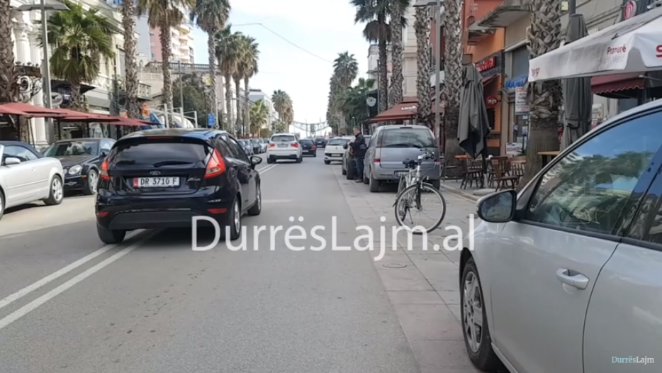 Çadra, biçikleta, karrike… gjithçka për të zënë një vend parkimi në Durrës (VIDEO)