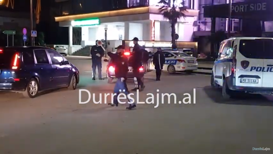 Ora policore në Durrës, ndalohen 3 drejtues mjetesh, ja çfarë ndodh nëpër rrugë (VIDEO)