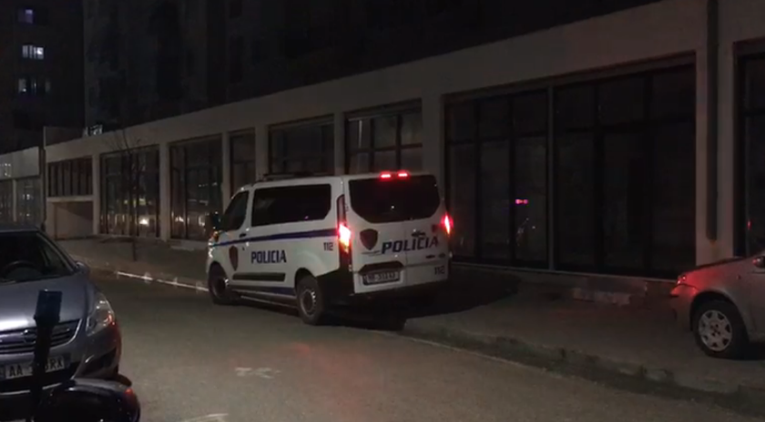 Sherr mes 3 personave, plagoset ndërtuesi