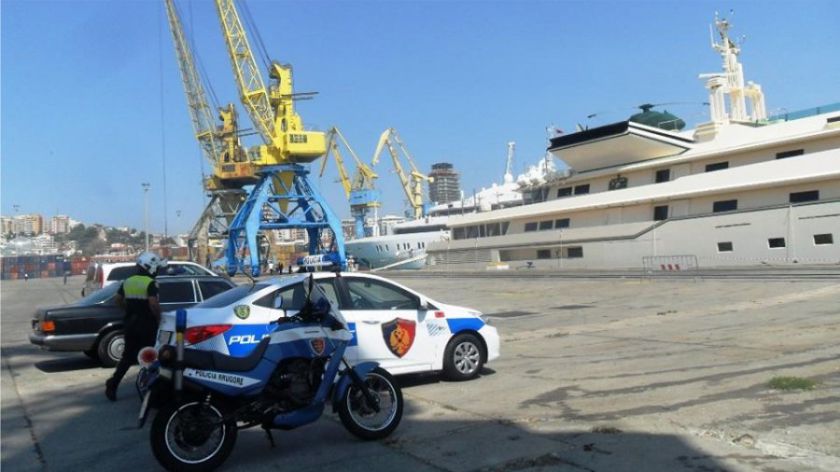 Dyshohet për një person të mbytur në akuariumin e portit të Durrësit