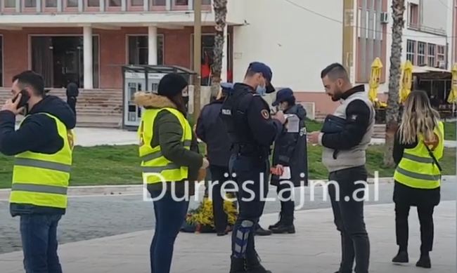 Durrës, punonjësit e policisë dhe ISHSH në terren, gjobiten qytetarët që nuk mbajnë maskë (VIDEO)