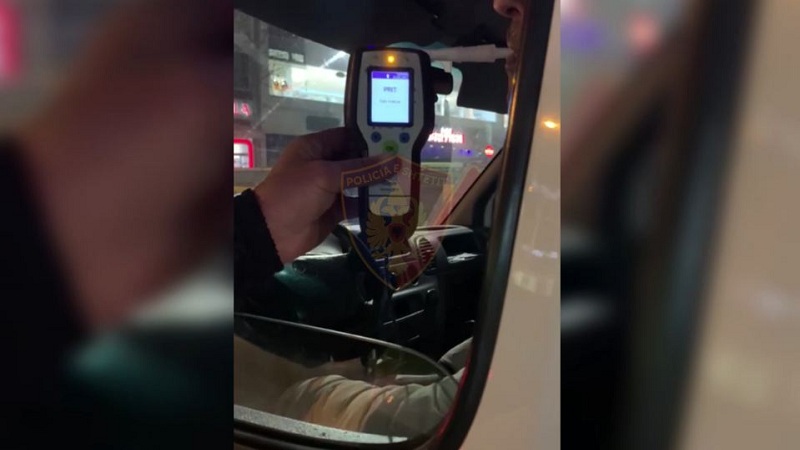 Përpiqet të korruptojë policin tapë në timon, arrestohet 34-vjeçari