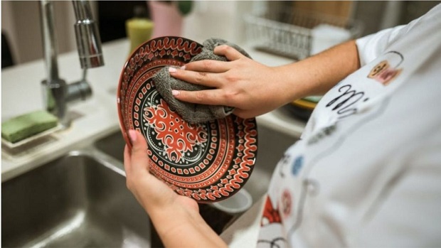 Gruaja bëri punët e shtëpisë për pesë vite, gjykata urdhëron burrin të paguajë bashkëshorten