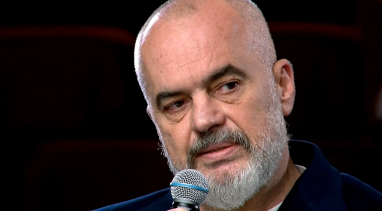 Rama: Para 7 vitesh njerëzit vareshin kangjellave të QSUT-së dhe bërtisnin se s’kishin ilaçe