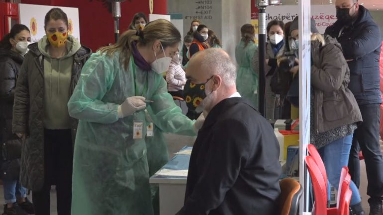 Nis vaksinimi antiCovid me dozën e dytë, Rama e merr i pari