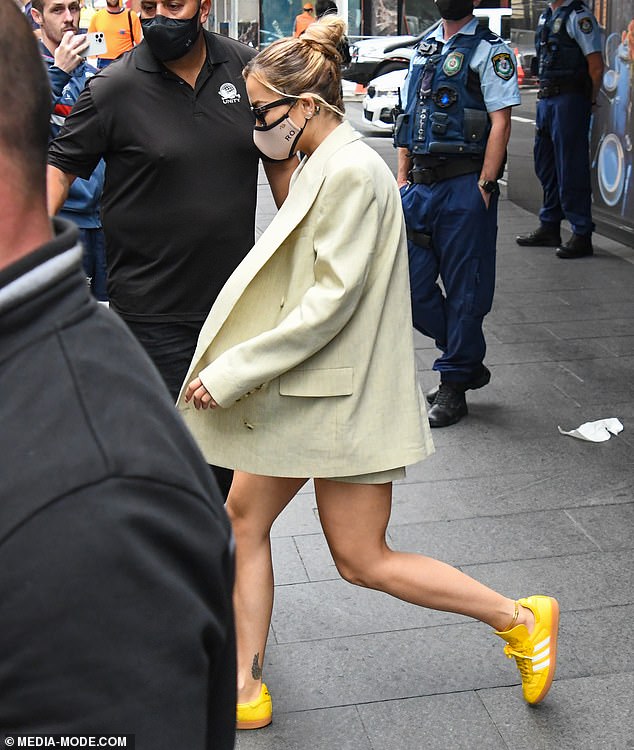 Rita Ora më në fund del nga karantina në Sydnej