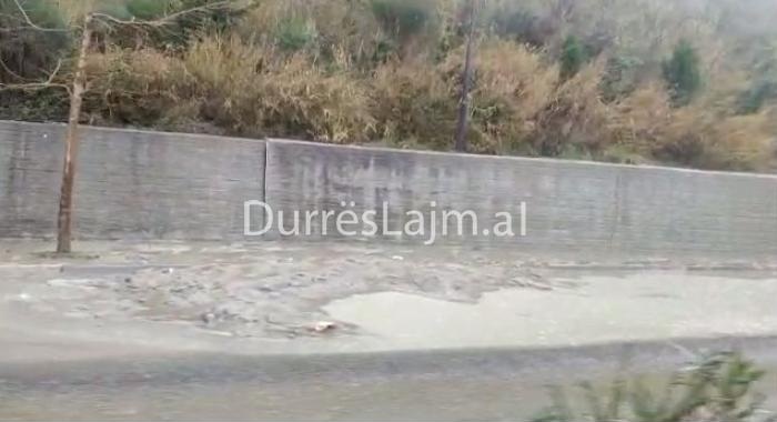 Reshjet e shiut shkaktojnë rrëshkitje dherash në Currila, rruga pushtohet nga balta (VIDEO)