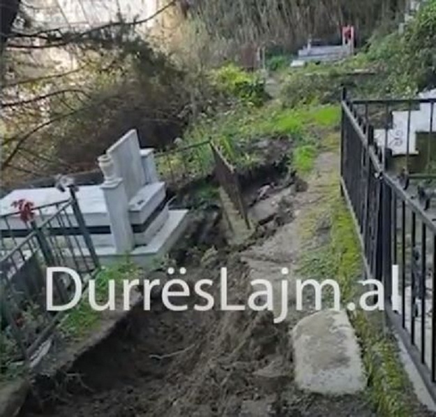 Rrëshqasin dherat te varrezat e Durrësit, zhvendosen disa varre, rrezikojnë të tjerë (VIDEO)