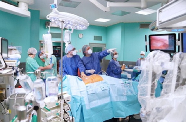 Roboti operon pacientin me tumor