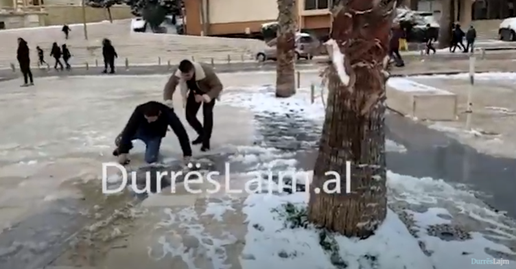 Borë dhe ngrica në Durrës, qytetarët  rrëshqasin e rrëzohen në sheshin “Liria” (VIDEO)
