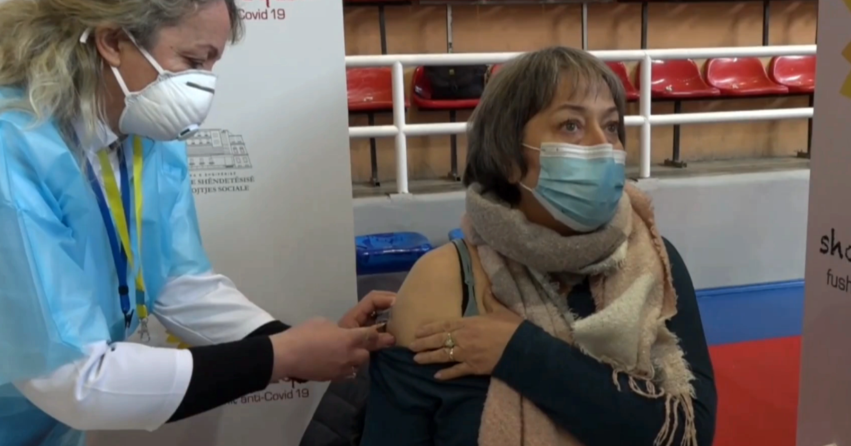 Nis vaksinimi i bluzave të bardha në Shkodër, i pranishëm dhe Rama