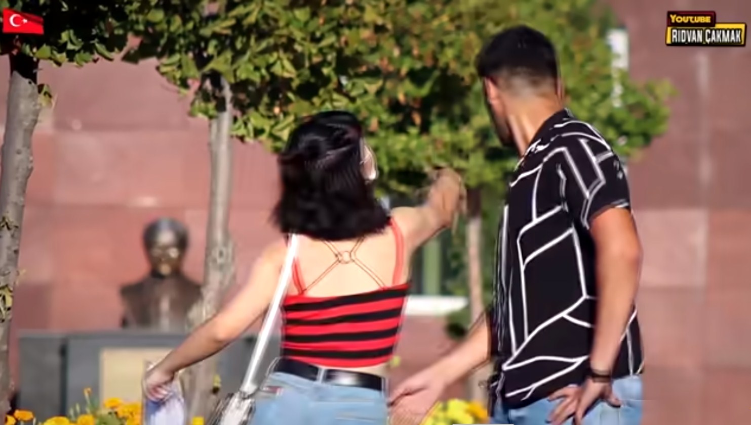 VIDEO/ Shuplaka dhe shtyrje, si reagojnë turqit kur nxjerr flamurin grek në mes të Stambollit