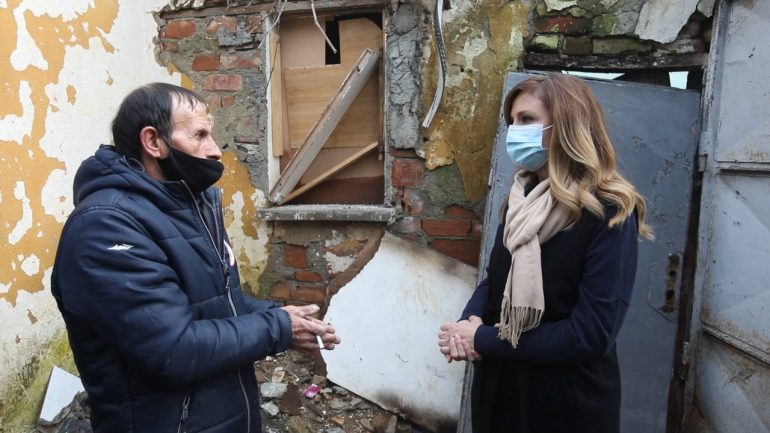 “Jetojmë 30 veta në shtëpi të hapur komplet”, ish-deputetja takon banorët romë: Kriminale, ja për çfarë keni nevojë