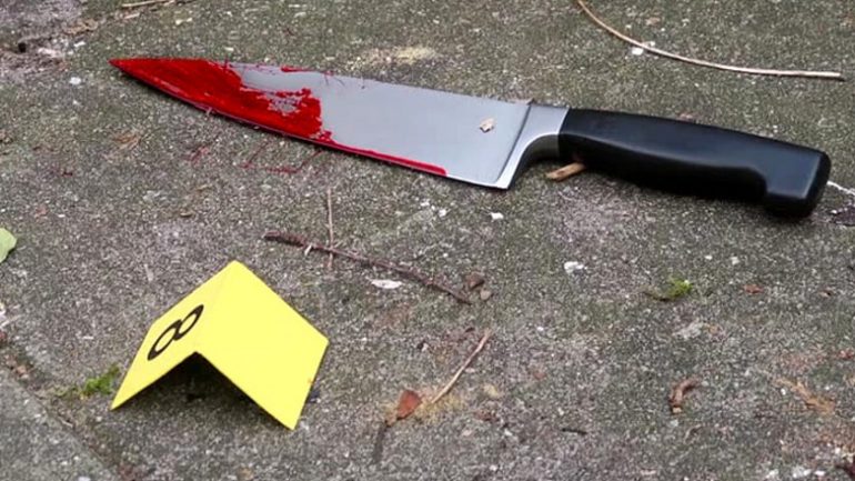 30-vjeçarja qëllon me thikë babain dhe vëllain