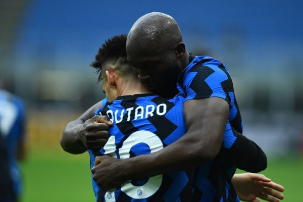 Milani gjunjëzohet para Interit