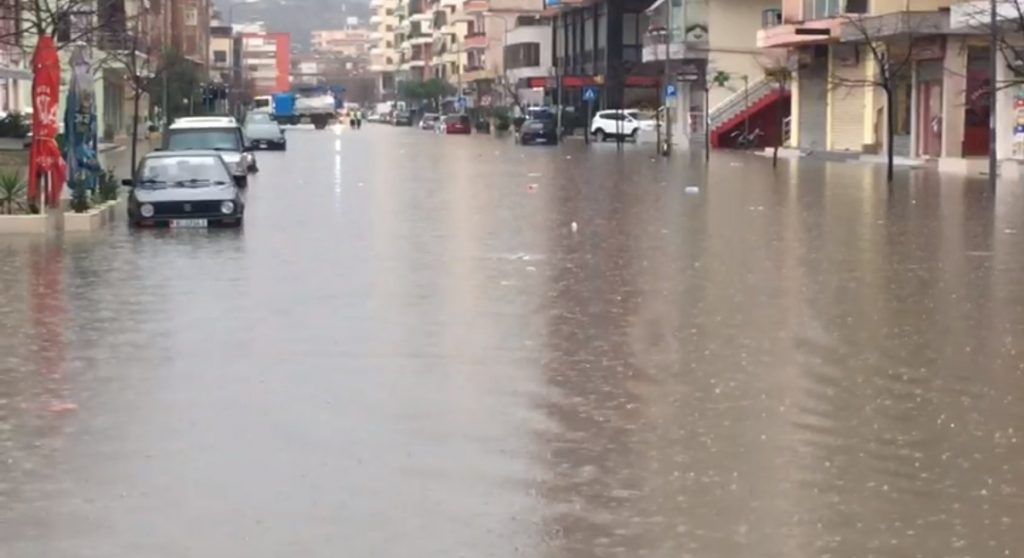 Përmbyten disa lagje në Vlorë, niveli i ujit mbi 50 cm
