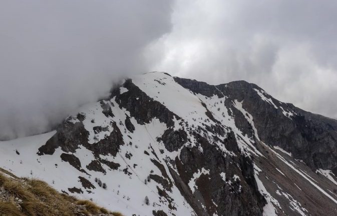 Alpinistët e bllokuar në malin e Murganës, një 17-vjeçar ka dëmtuar këmbën