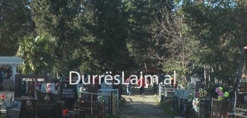 Rrëshqitja e dherave në varrezat e Durrësit, qytetarët kontrollojnë varret e të afërmve: S’janë mirëmbajtur (VIDEO)