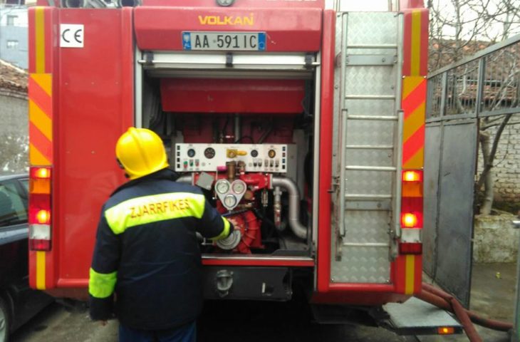 Zjarr në një garazh, digjen dy makina të parkuara