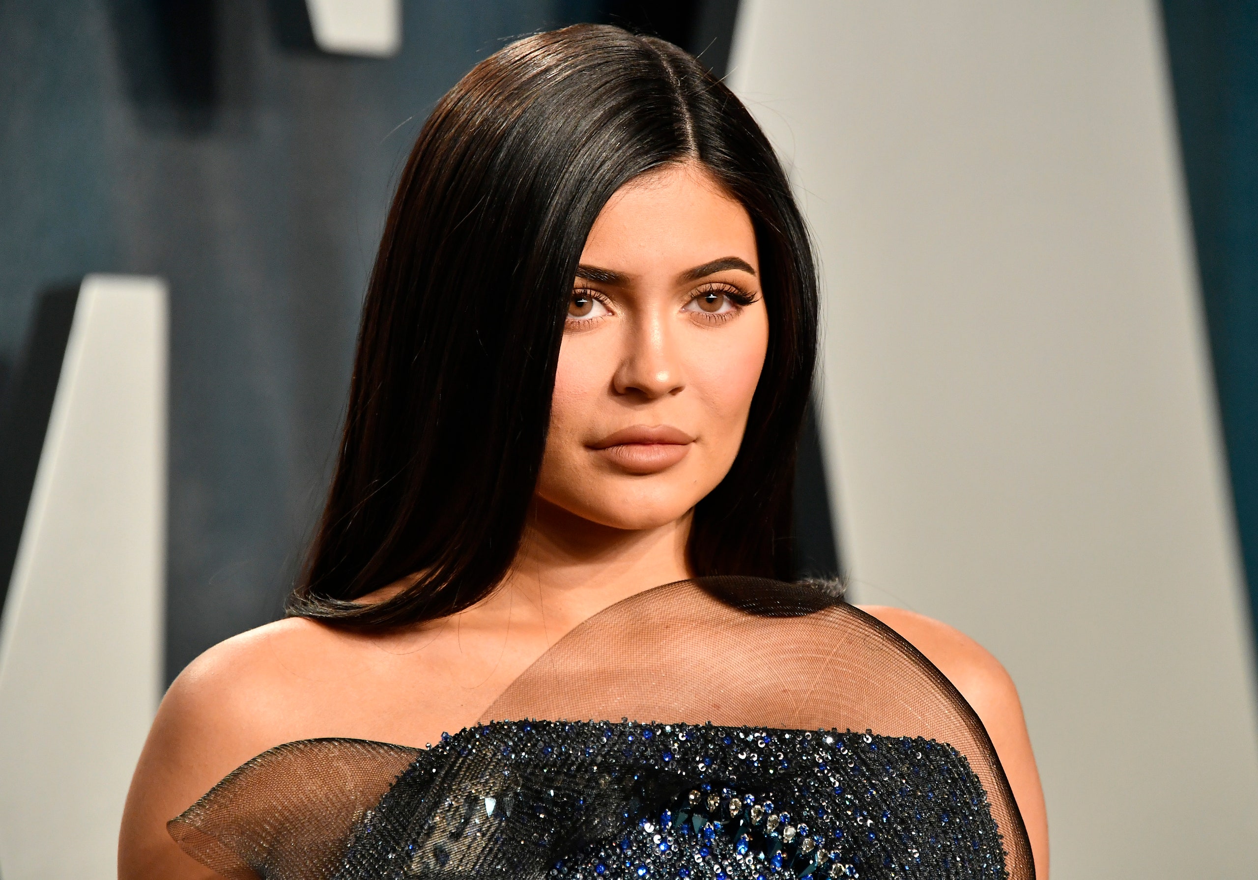 Kërkoi ndihmë financiare për grimierin, Kylie Jenner reagon pas kritikave të ndjekësve