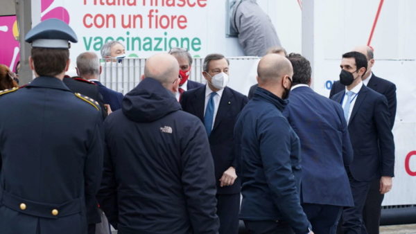 Nga e hëna mbyllen dyqanet dhe shkollat në Itali