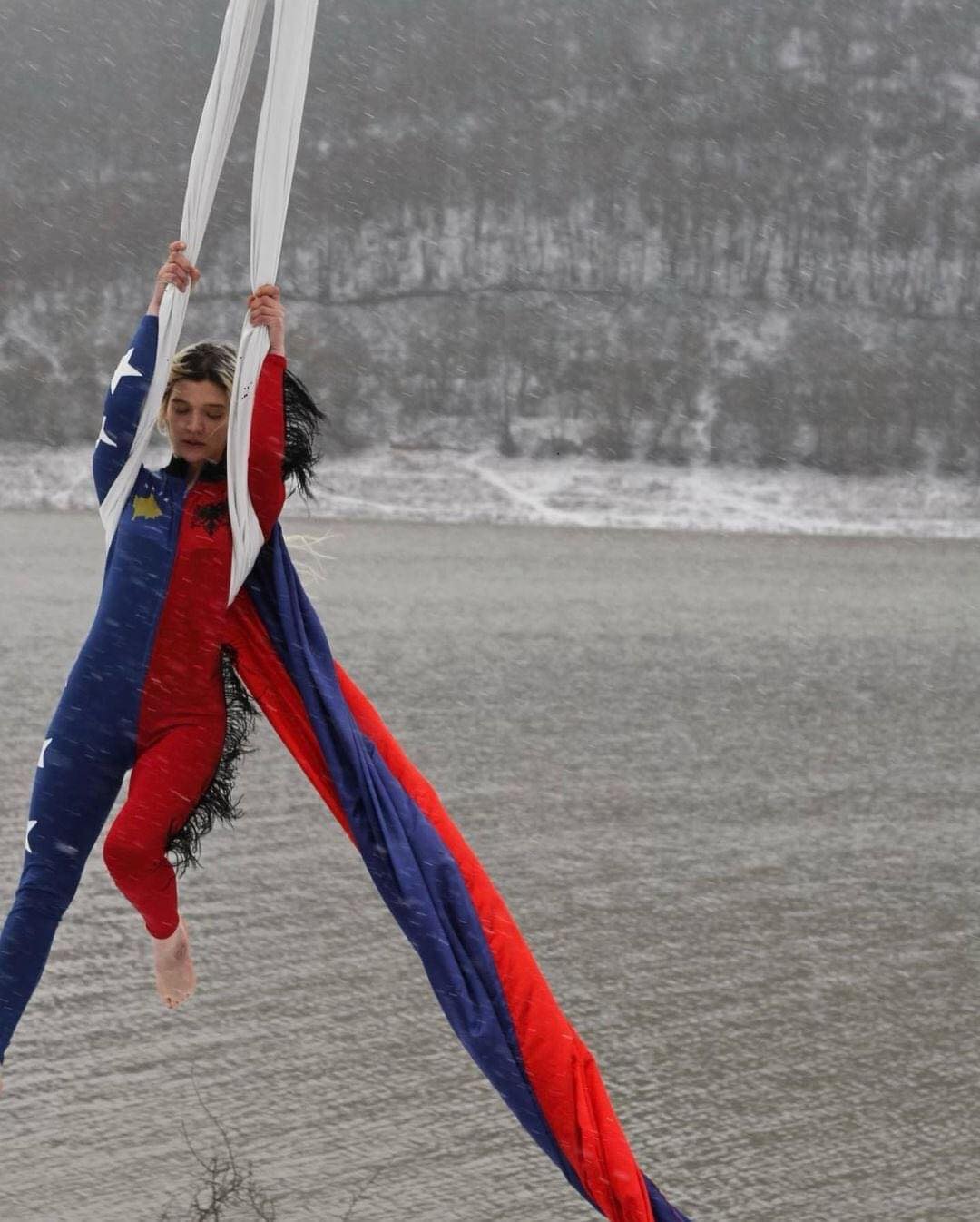 Akrobatja performoi me ngjyrat e flamurit kosovar dhe shqiptar (FOTO)