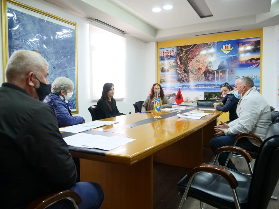 Kryebashkiakja Sako firmos kontratat me 5 familje të pallatit të shembur në Shkozet