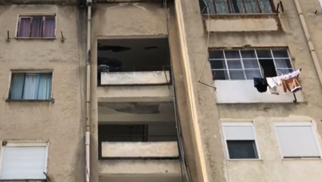 Burri gjendet i vdekur në banesë, e mbante gruaja prej ditësh të mbuluar me batanije