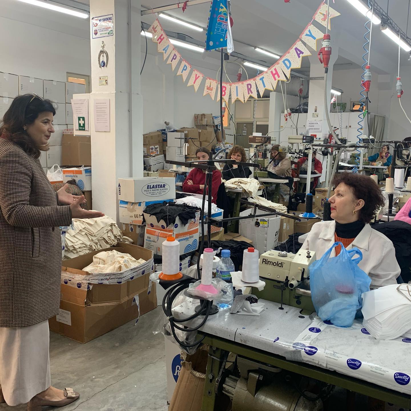 Kandidatja Reçi takim në një fasoneri në Durrës: Fuqizimi i gruas dhe familjes, prioritet i programit tonë për ndryshim