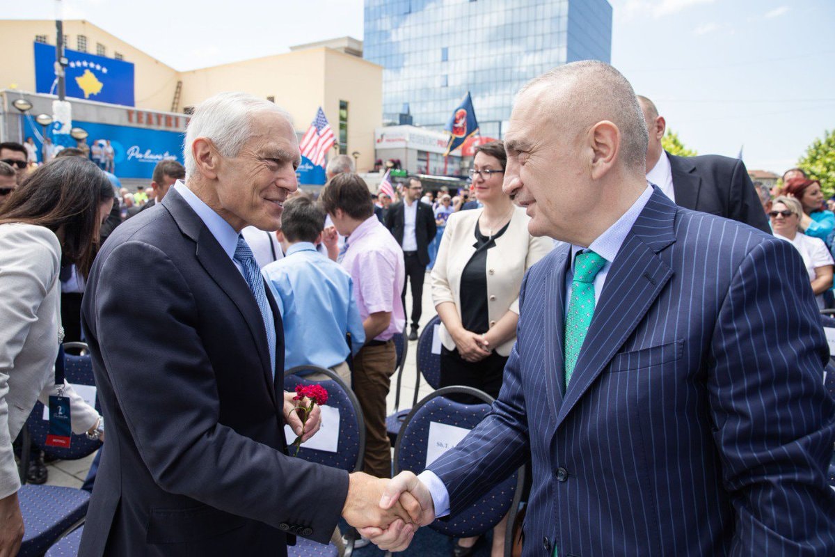 Feston ditëlindjen në ditën historike të bombardimit të NATO-s në Serbi, Meta: Do i jemi gjithmonë mirënjohës SHBA-së