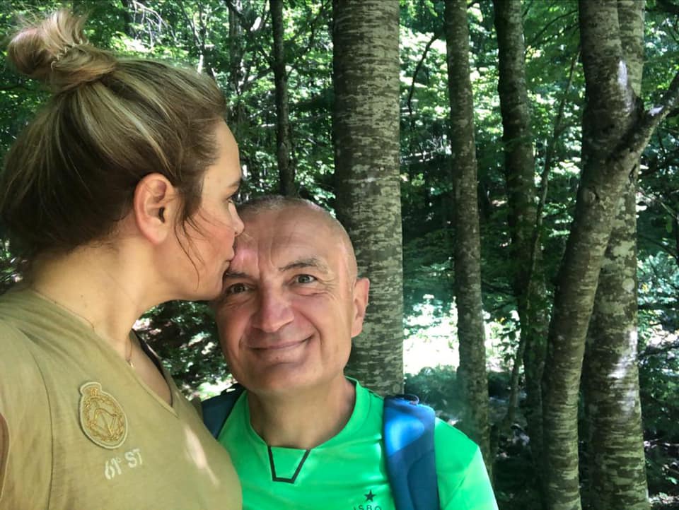 Kryemadhi uron Metën për ditëlindje: Të dua si një adoleshente e dashuruar përjetësisht