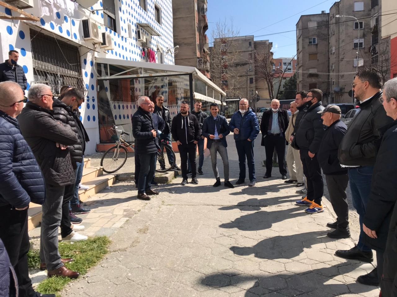 Xhaferaj takim me banorët e bizneset e lagjes 17: Të prekur rëndë nga tërmeti, pandemia dhe keqqeverisja e Ramës