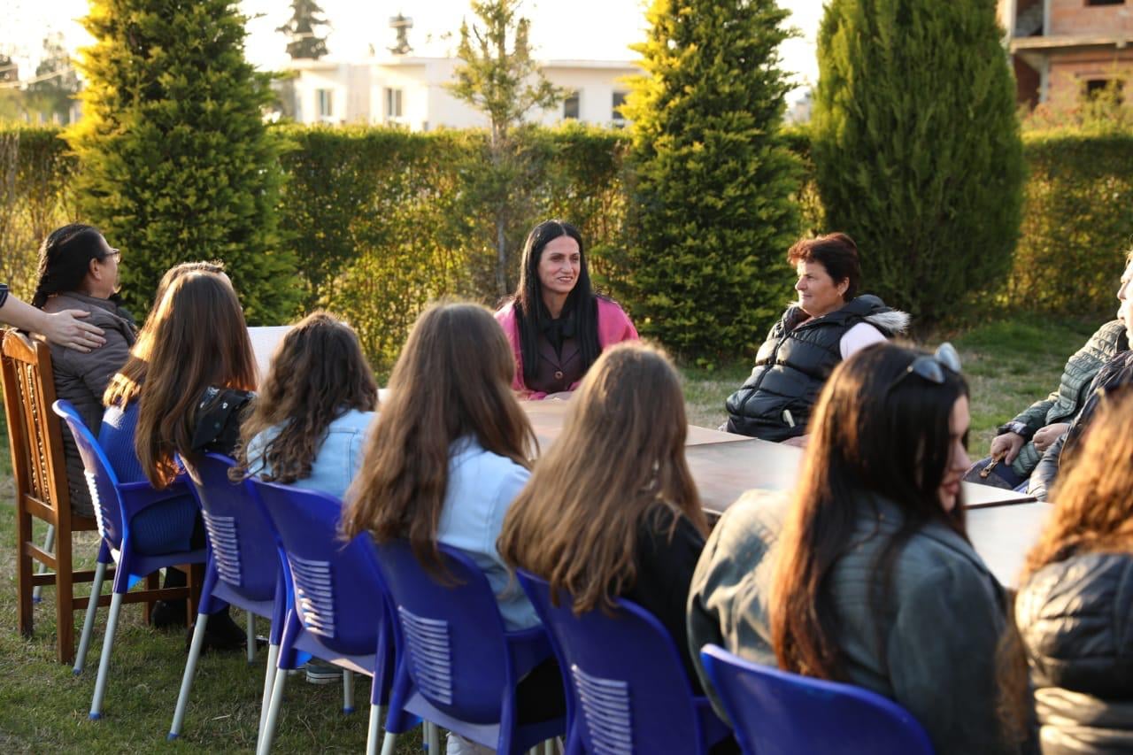 Kandidatja Luku me vajzat dhe gratë e Sukthit: Vota për PD, alternativa më e mirë për Durrësin