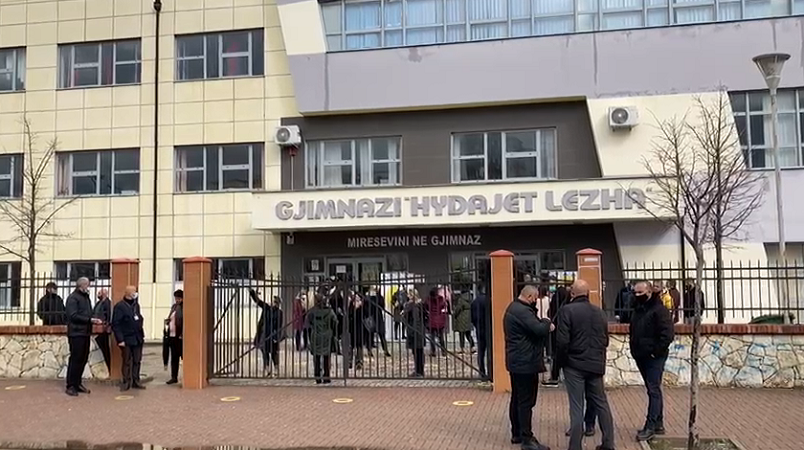 Nis vaksinimi në Lezhë, mësuesit marrin dozën e parë të vaksinës anti-COVID