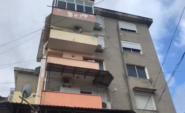 Hidhet nga kati i pestë i pallatit, ndërron jetë 40-vjeçarja