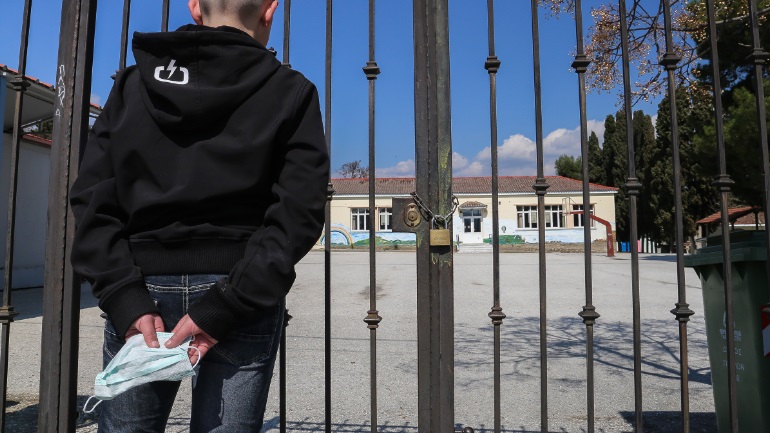 Shifrat në rritje të rasteve me COVID-19, Greqia mbyll sërish shkollat