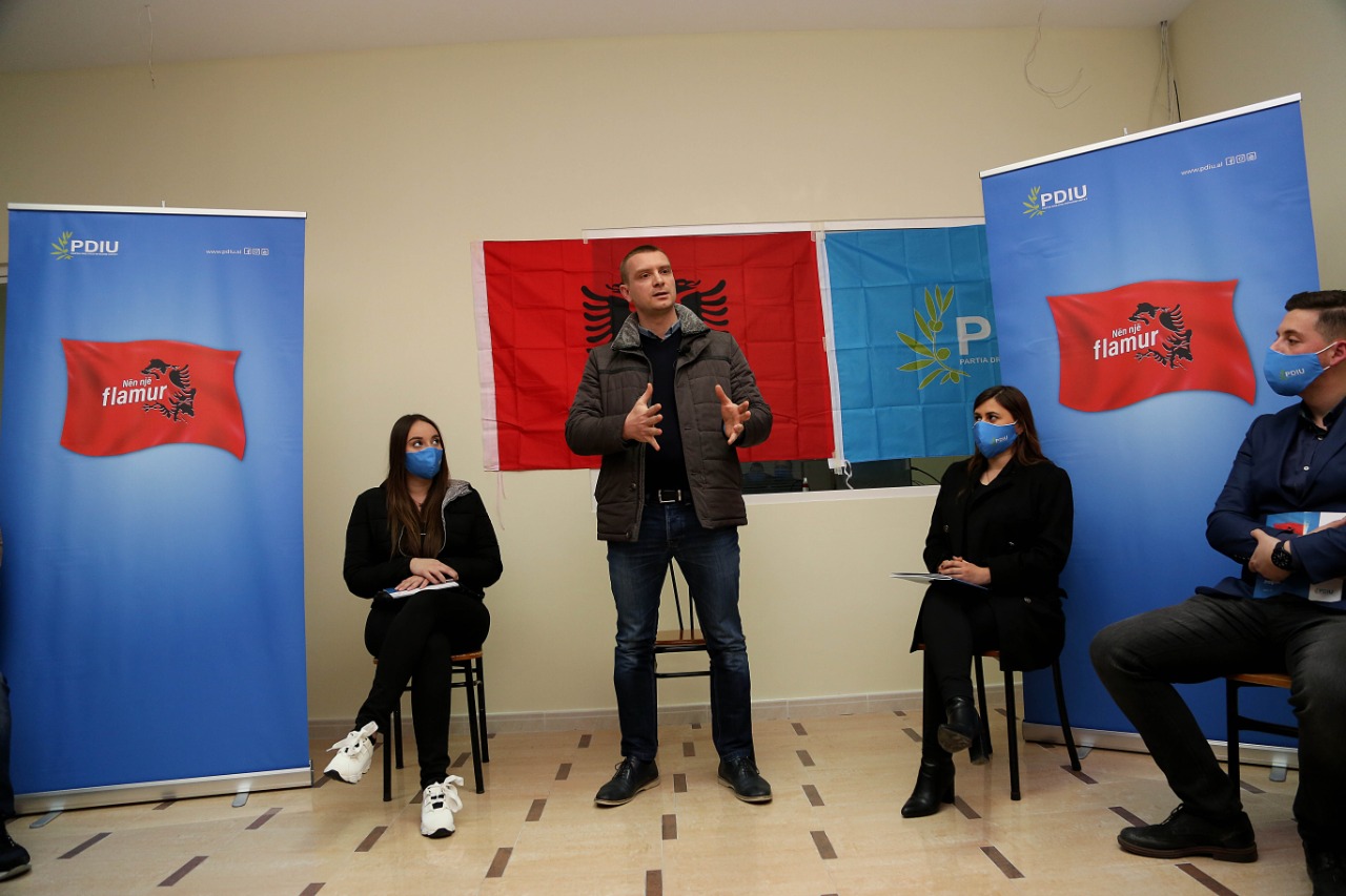 Kandidati Tahiri takohet me të rinj të Durrësit: Reforma në arsim të kalojë në Kuvend me konsensus unanim