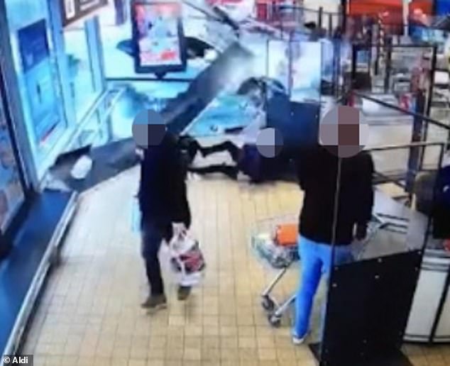 Fuoristrada depërton brenda supermarketit dhe hedh në ajër blerësit (VIDEO)