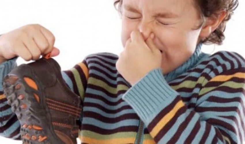 Disa sekrete në mënyrë që të eleminoni aromën e pakëndshme në këpucë