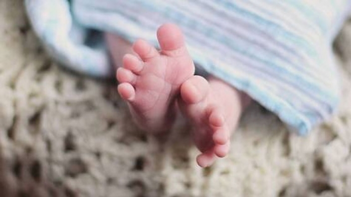 Foshnja humbi jetën nga Covid-19, familja greke padit mjekët për neglizhencë