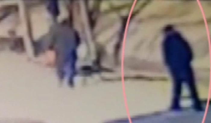 Me kapuç dhe duke çaluar, publikohet video e 24-vjeçarit që ndjek biznesmenin për ta vrarë