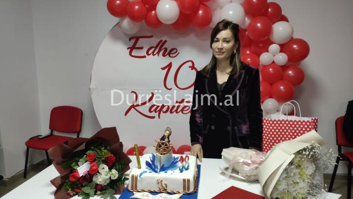 “Kapitenia” e LSI Durrës feston ditëlindjen, torta e veçantë që i përgatiti stafi (FOTO)