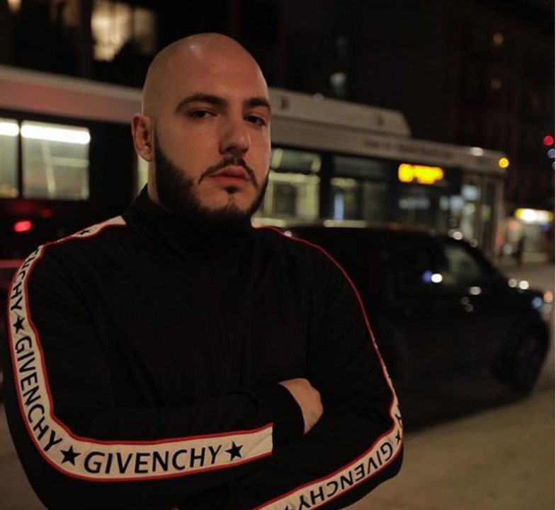 U bë baba për herë të parë, këngëtari poston imazhin e parë me të birin