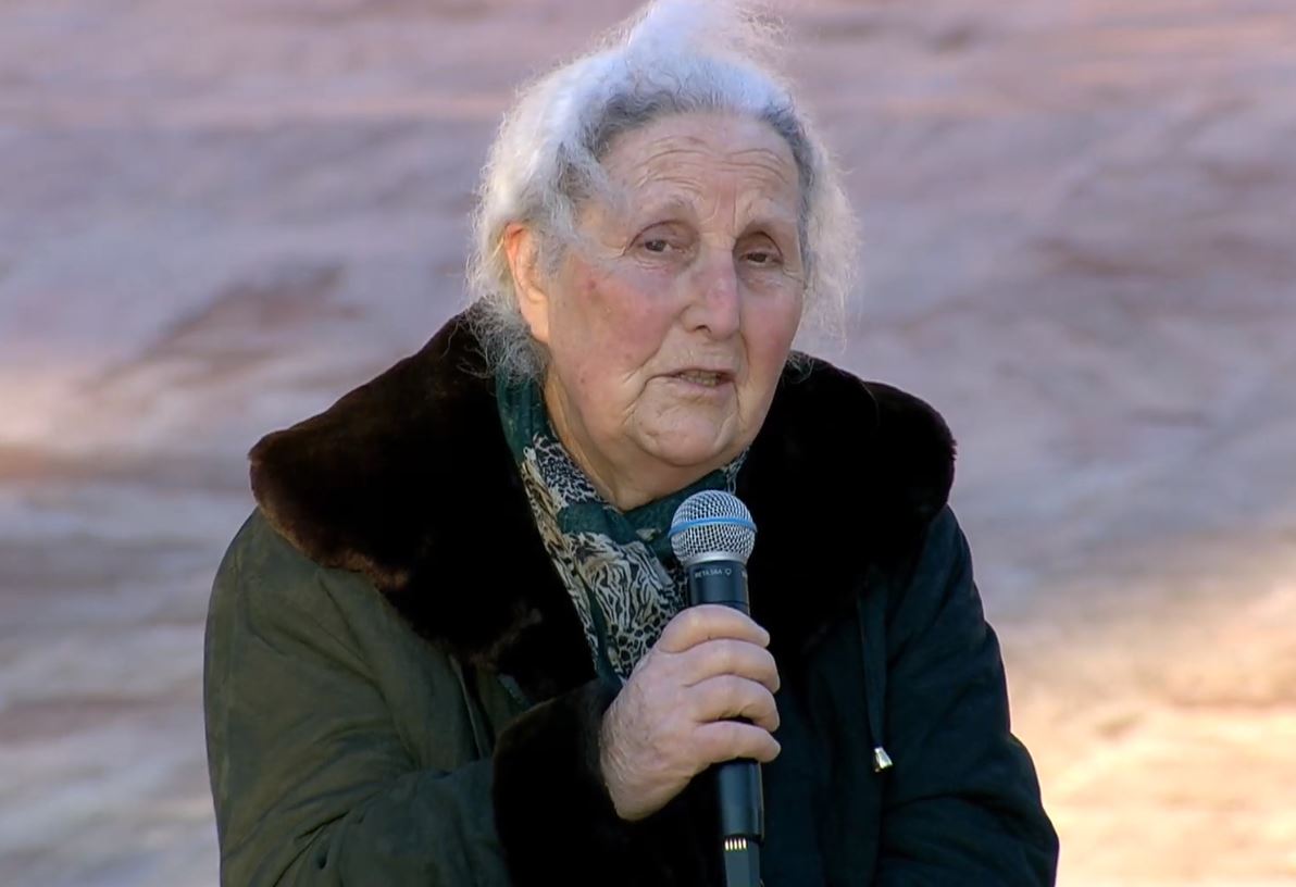 Luljeta Bozo shfaqet sërish pas deklaratës për komunizmin, “thumbon” opozitën: Nuk zgjidhen gjërat me boks!