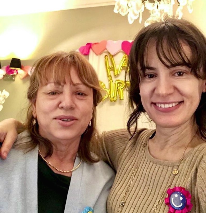 Aurela Basha uron mamanë për 8 Mars me tekstin e këngës së njohur