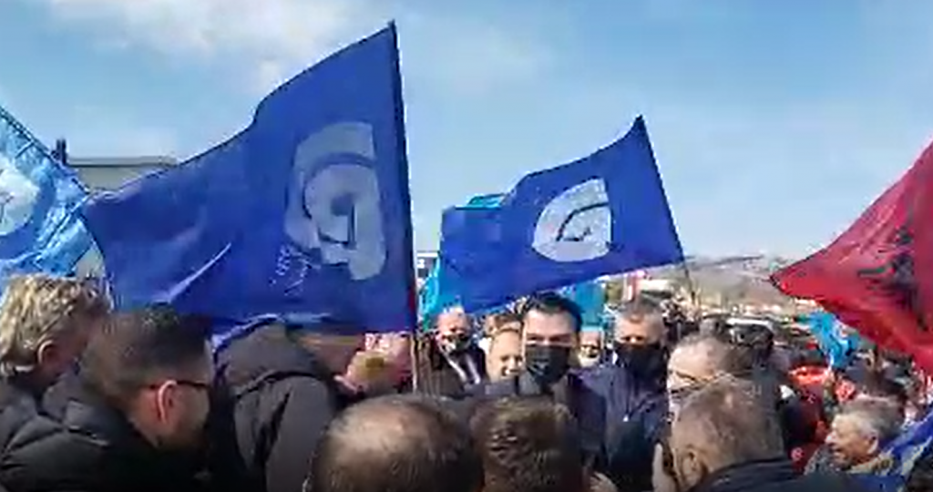 “Rama ik”, Basha pritet me entuziazëm nga qytetarët e Shkodrës