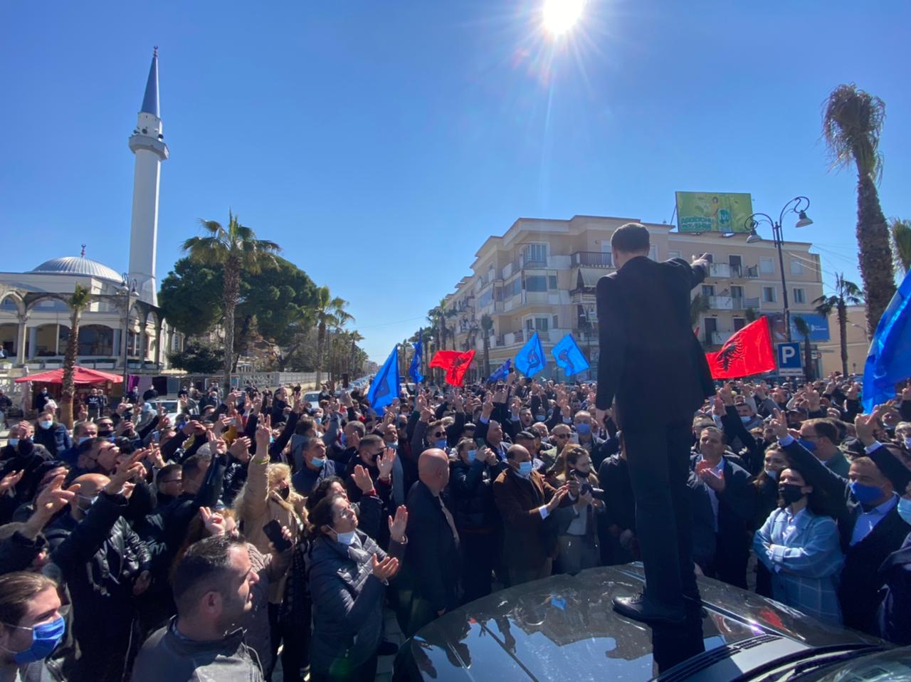 Pritje befasuese në Kavajë, Basha ngjitet mbi makinë dhe përshëndet me dy gishta (VIDEO)