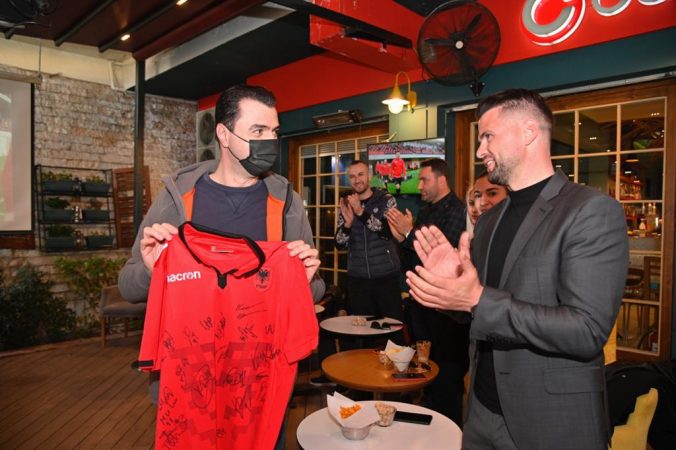 Basha surprizohet nga lojtarët e Kombëtares, i dhurojnë bluzën kuq e zi me numrin 9
